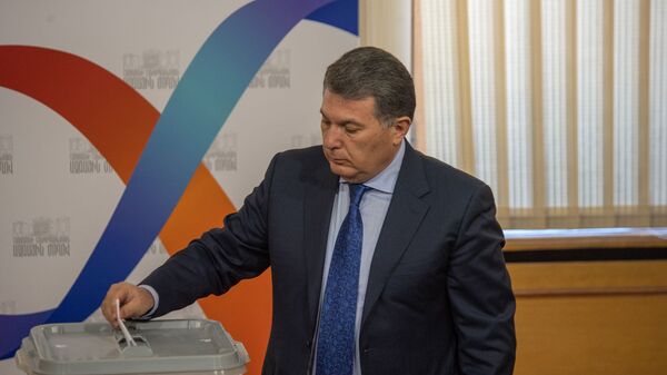 Депутат Арам Арутюнян во время голосования по лишению Манвела Григоряна депутатской неприкосновенности (19 июня 2018). Еревaн - Sputnik Армения