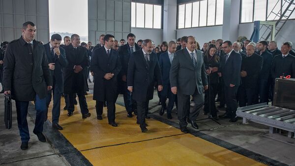 И.о. премьер-министра Никол Пашинян на откытии завода по сборке бытовой техники (5 декабря 2018). Село Мердзаван - Sputnik Արմենիա