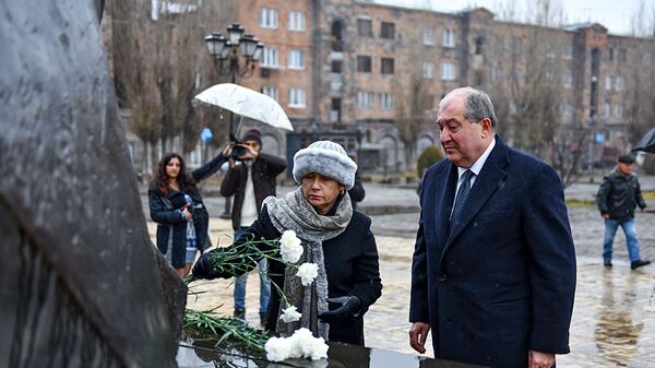 Президент Армен Саркисян воздал дань уважения памяти жертв землетрясения (5 декабря 2018). Гюмри - Sputnik Армения