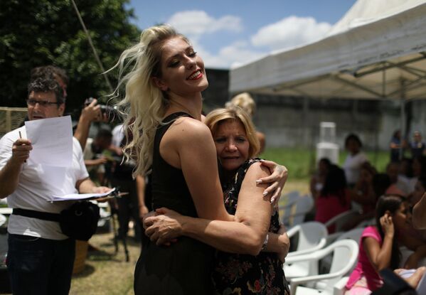 Участница 13-го ежегодного конкурса красоты Miss Talavera Bruce обнимает свою маму перед началом конкурса. Рио-де-Жанейро, Бразилия - Sputnik Армения