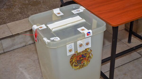 Урна в избирательном участке - Sputnik Армения