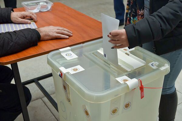 Урна в избирательном участке - Sputnik Армения