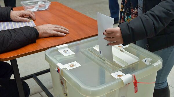 Урна в избирательном участке - Sputnik Արմենիա