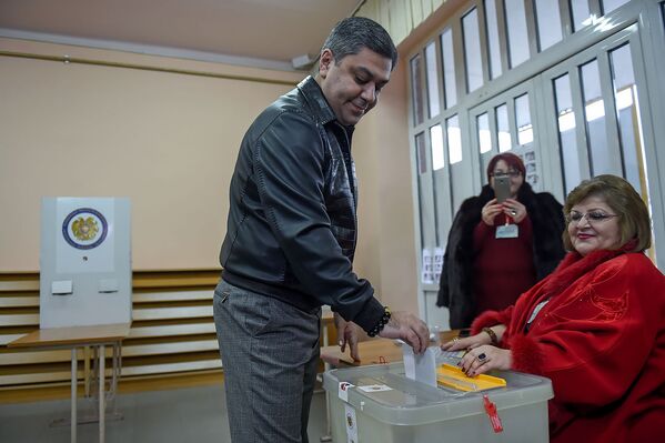 Глава СНБ Армении Артур Ванецян на избирательном участке во время голосования (9 декабря 2018). Еревaн - Sputnik Армения