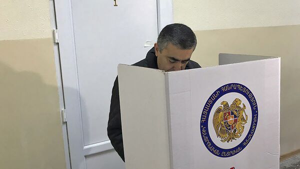 Кандидат в депутаты от партии АРФД Армен Рустамян на избирательном участке во время голосования (9 декабря 2018). Еревaн - Sputnik Արմենիա