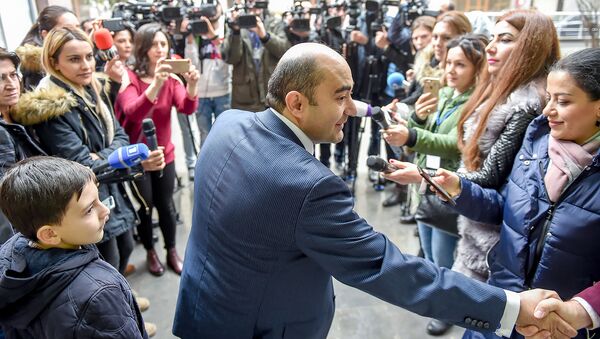 Кандидат в депутаты от партии Просвещенная Армения Эдмон Марукян ответил на вопросы журналистов после выхода из избирательного участка (9 декабря 2018). Еревaн - Sputnik Армения