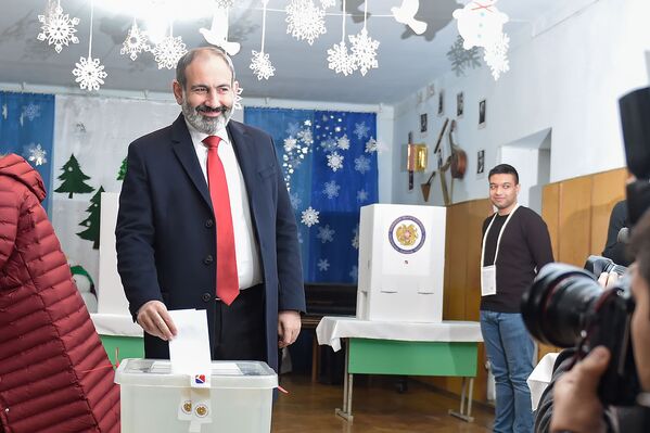 И.о. премьер-министра Никол Пашинян на избирательном участке во время голосования (9 декабря 2018). Еревaн И.о. премьер-министра Никол Пашинян на избирательном участке во время голосования (9 декабря 2018). Еревaн - Sputnik Армения