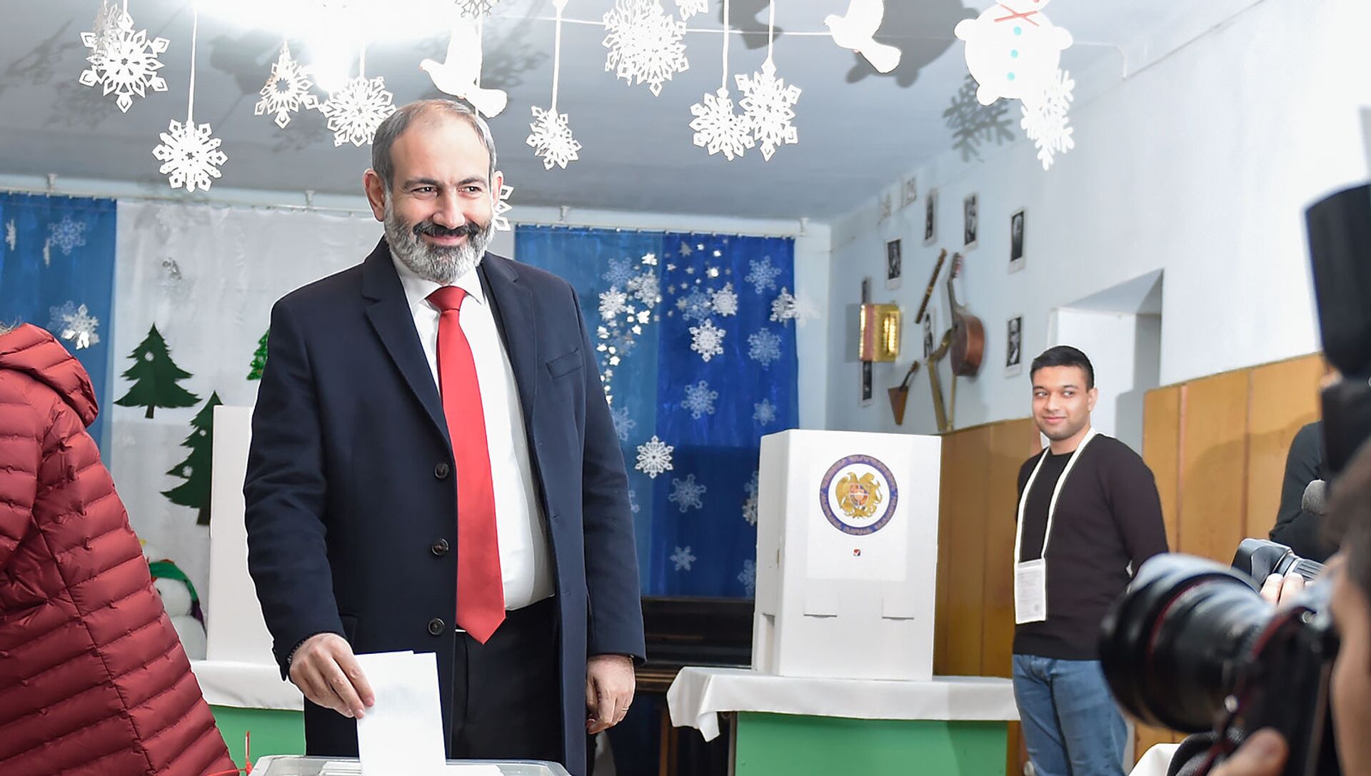 И.о. премьер-министра Никол Пашинян на избирательном участке во время голосования (9 декабря 2018). Еревaн - Sputnik Армения, 1920, 14.04.2021