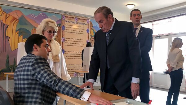 Первый президент Армении Левон Тер-Петросян на избирательном участке во время голосования (9 декабря 2018). Еревaн - Sputnik Армения