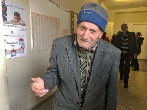 18 և 90–ամյա ընտրողները՝ հանուն Հայաստանի ապագայի. Շիրակում ընտրությունները պասիվ են 18 և 90–ամյա ընտրողները՝ հանուն Հայաստանի ապագայի. Շիրակում ընտրությունները պասիվ են - Sputnik Արմենիա