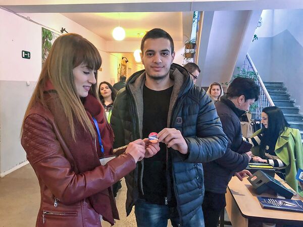 18 և 90–ամյա ընտրողները՝ հանուն Հայաստանի ապագայի. Շիրակում ընտրությունները պասիվ են 18 և 90–ամյա ընտրողները՝ հանուն Հայաստանի ապագայի. Շիրակում ընտրությունները պասիվ են - Sputnik Արմենիա