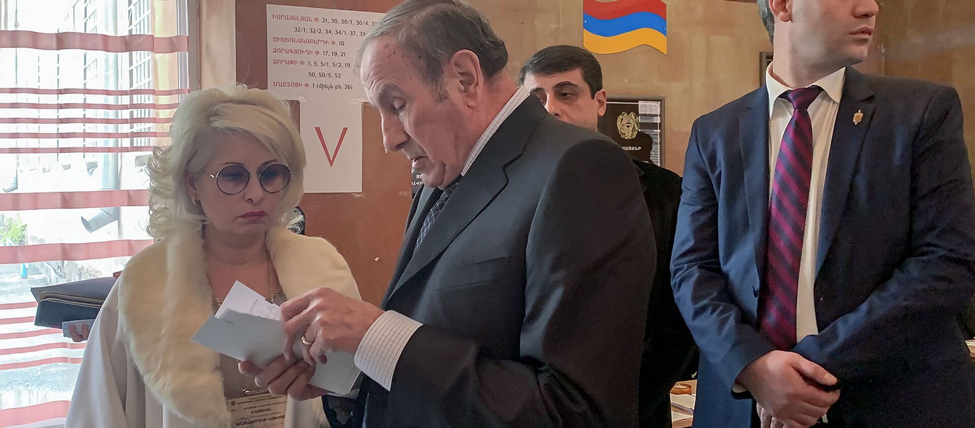 Первый президент Армении Левон Тер-Петросян на избирательном участке во время голосования (9 декабря 2018). Еревaн - Sputnik Армения, 1920, 17.05.2021