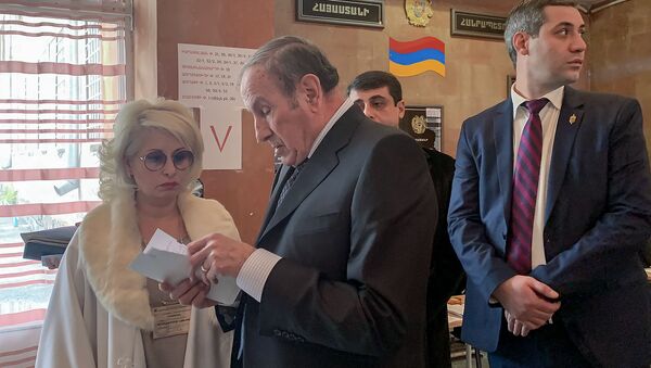 Первый президент Армении Левон Тер-Петросян на избирательном участке во время голосования (9 декабря 2018). Еревaн - Sputnik Армения