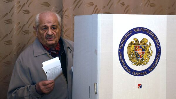 Люди на избирательном участке во время голосования (9 декабря 2018). Еревaн - Sputnik Армения