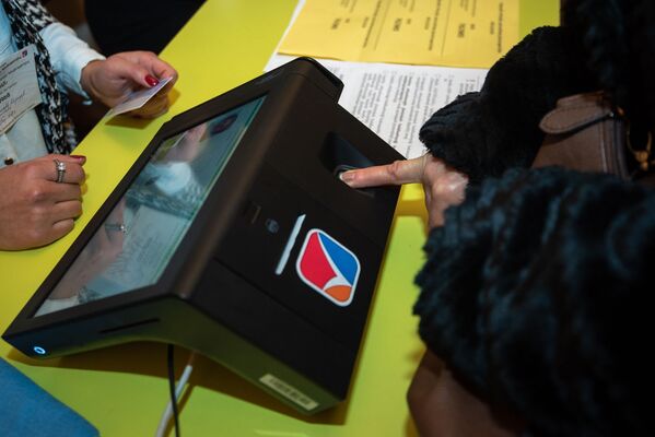 Сканер отпечатков пальцев на избирательном участке  - Sputnik Армения