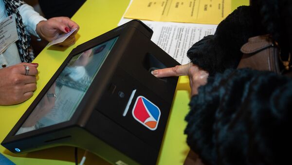 Сканер отпечатков пальцев на избирательном участке  - Sputnik Армения