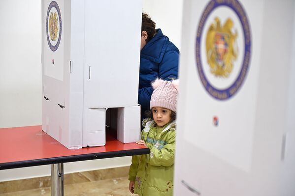 Люди на избирательном участке во время голосования (9 декабря 2018). Еревaн - Sputnik Армения