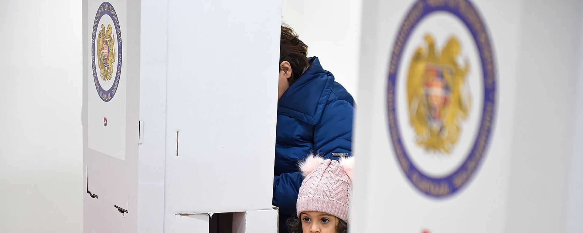 Люди на избирательном участке во время голосования (9 декабря 2018). Еревaн - Sputnik Армения, 1920, 19.06.2021