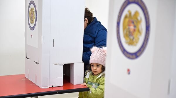 Люди на избирательном участке  - Sputnik Армения