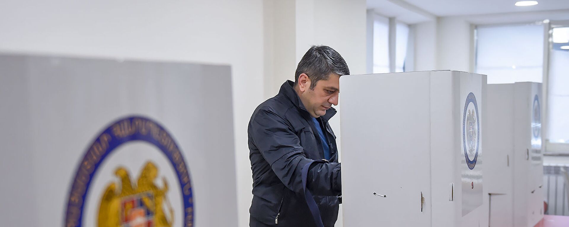 Избиратель на участке  - Sputnik Армения, 1920, 05.12.2021