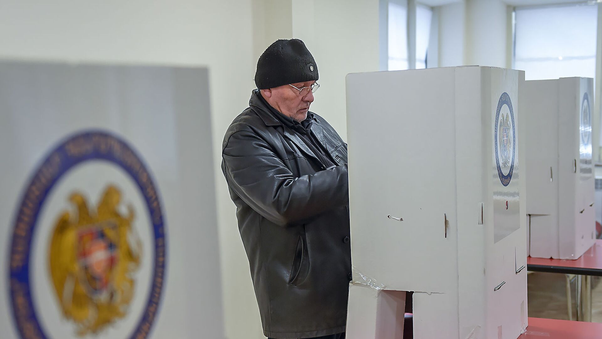 Избиратель на участке во время голосования  - Sputnik Армения, 1920, 05.12.2021