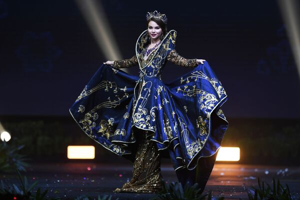 Представительница России во время показа национальных костюмов в рамках конкурса Мисс Вселенная 2018 в Таиланде  - Sputnik Армения