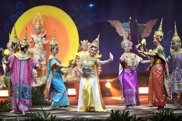 Выступление танцоров во время показа национальных костюмов в рамках конкурса Мисс Вселенная 2018 в Таиланде  - Sputnik Армения