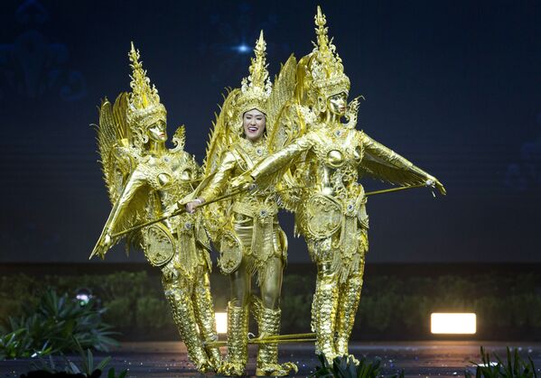 Представительница Лаоса во время показа национальных костюмов в рамках конкурса Мисс Вселенная 2018 в Таиланде - Sputnik Армения