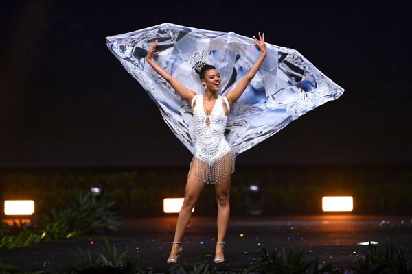 Представительница Намибии во время показа национальных костюмов в рамках конкурса Мисс Вселенная 2018 в Таиланде - Sputnik Армения