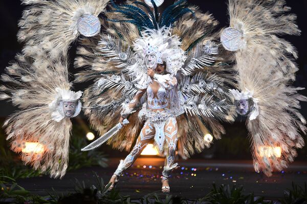 Представительница Сальвадора во время показа национальных костюмов в рамках конкурса Мисс Вселенная 2018 в Таиланде - Sputnik Армения