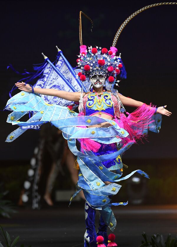 Представительница Китая во время показа национальных костюмов в рамках конкурса Мисс Вселенная 2018 в Таиланде - Sputnik Армения