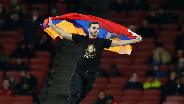 Болельщик Арсенала выбежал на поле с флагом Карабаха во время игры Арсенала с азербайджанским клубом - Sputnik Армения