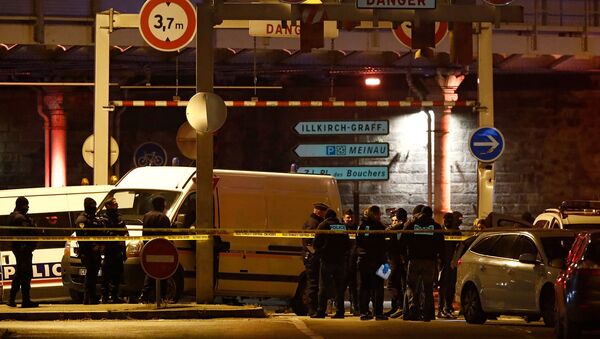 Спецподразделения полиции Франции охраняют район спецоперации, где был убит подозреваемый боевик Шериф Чекатт, убивший трех человек на рождественской ярмарке (13 декабря 2018). Страсбург - Sputnik Армения