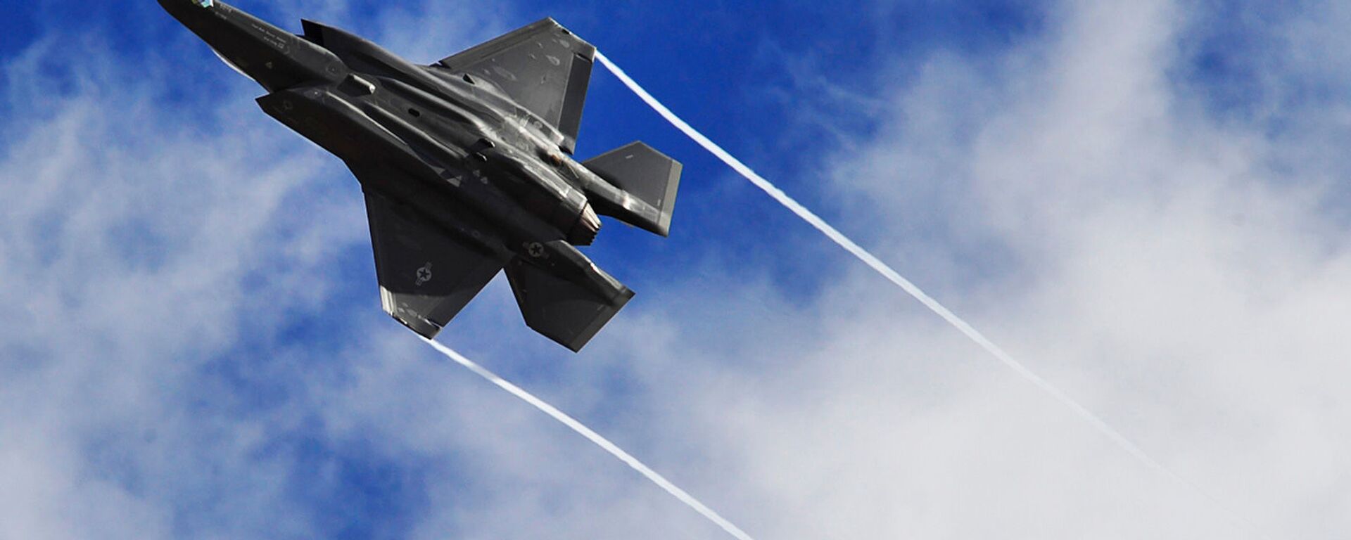 Истребитель-бомбардировщик пятого поколения F-35 - Sputnik Армения, 1920, 22.04.2021