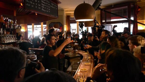 СПУТНИК_Французы пили шампанское во вновь открывшемся после теракта кафе в Париже - Sputnik Արմենիա