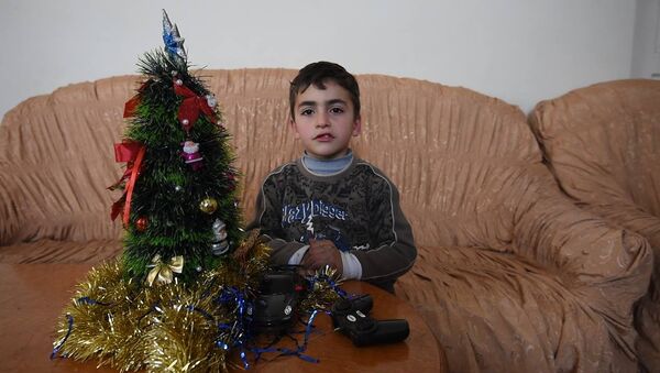 Семилетний Рафик в Новом году получил машину своей мечты - Sputnik Армения