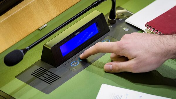 Один из делегатов голосует по проекту резолюции на заседании Генеральной Ассамблеи ООН - Sputnik Արմենիա