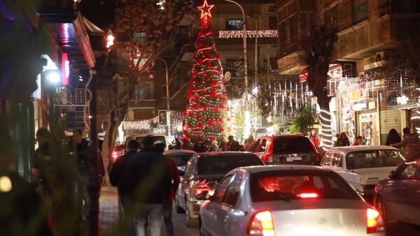 Дамаск украсили праздничными гирляндами и новогодними елками - Sputnik Армения