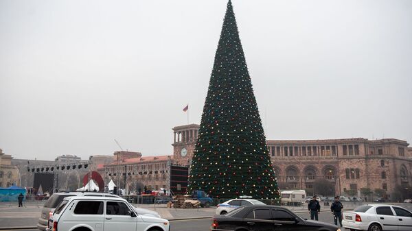 Установка главной новогодней елки Еревана - Sputnik Армения