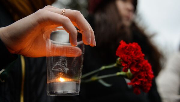 Цветы и свеча в руках скорбящей девушки - Sputnik Արմենիա