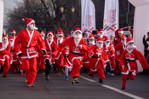 Новогодний благотворительный забег Дедов Морозов на Площади Республики - Sputnik Армения