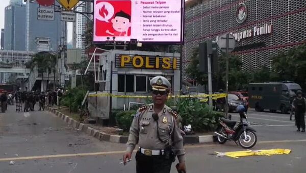 СПУТНИК_Джакарта после терактов: военные патрули и работа полиции на местах взрывов - Sputnik Արմենիա