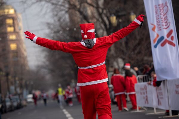 Новогодний благотворительный забег Дедов Морозов на Площади Республики - Sputnik Армения