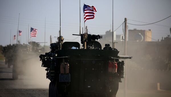 Колонна бронетехники ВС США проезжает вблизи западной окраины сирийского города Манбидж (5 марта 2017). Деревня Яланлы, Сирия - Sputnik Արմենիա