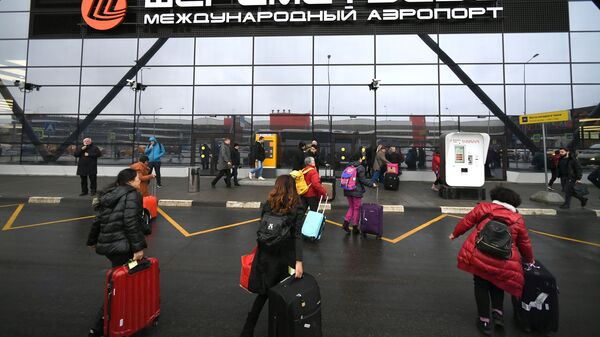 Пассажиры в международном аэропорту Шереметьево в Москве  - Sputnik Армения