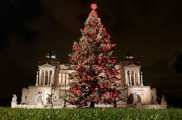 Рождественская елка 2018 года на площади Венеции в центре Рима - Sputnik Армения