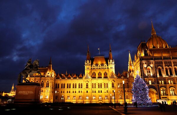 Рождественская елка 2019 года Будапешта перед зданием парламента Венгрии - Sputnik Армения