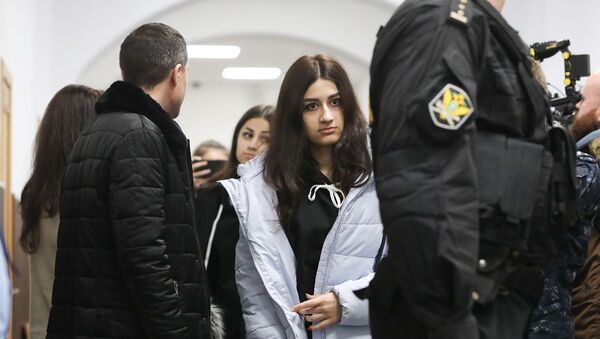 Ангелина и Кристина Хачатуряны в Басманном суде, где рассматривается вопрос о продлении срока ограничений до конца марта (26 декабря 2018). Москвa - Sputnik Արմենիա