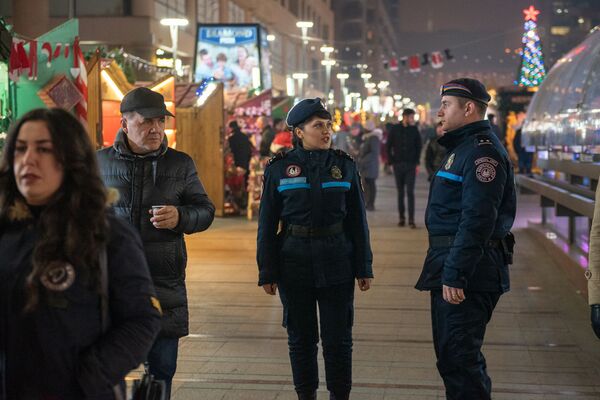Полицейские — тоже Морозы: чем живут сотрудники патрульно-постовой службы Армении Полицейские — тоже Морозы: чем живут сотрудники патрульно-постовой службы Армении - Sputnik Армения