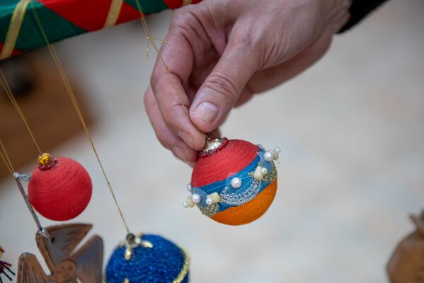 Праздничные игрушки на традиционной новогодней елке в музее истории Еревана - Sputnik Армения